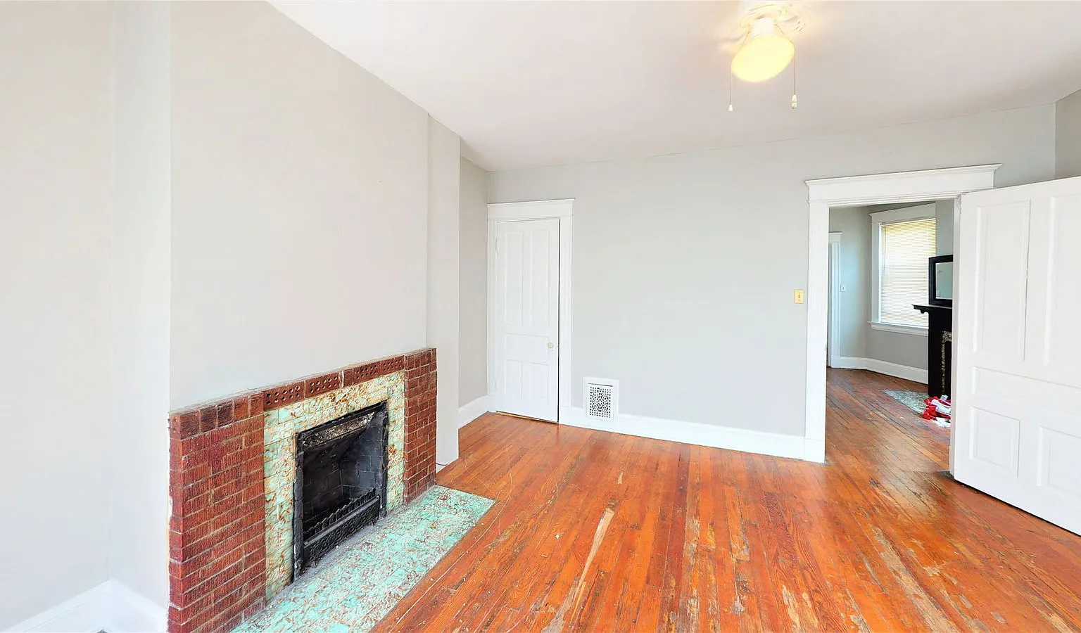 7 bed, 2.0 bath, 2009 sqft, $3,400 — Photo 2