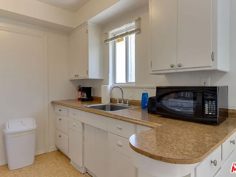 140 S Madison Ave — Photo 14