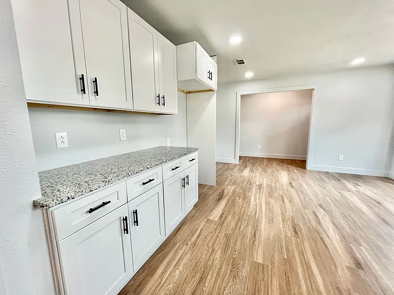 923 W 6th St — Photo 10
