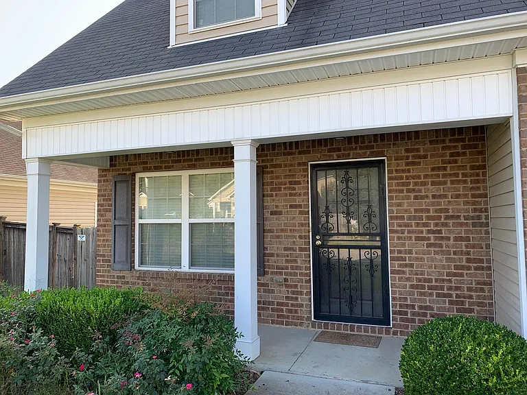 1105 Silvermoon Dr — Photo 2