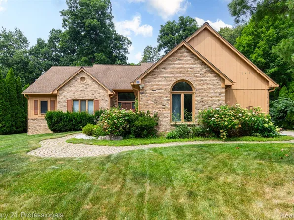 6481 Basswood Dr, Troy, MI 48098