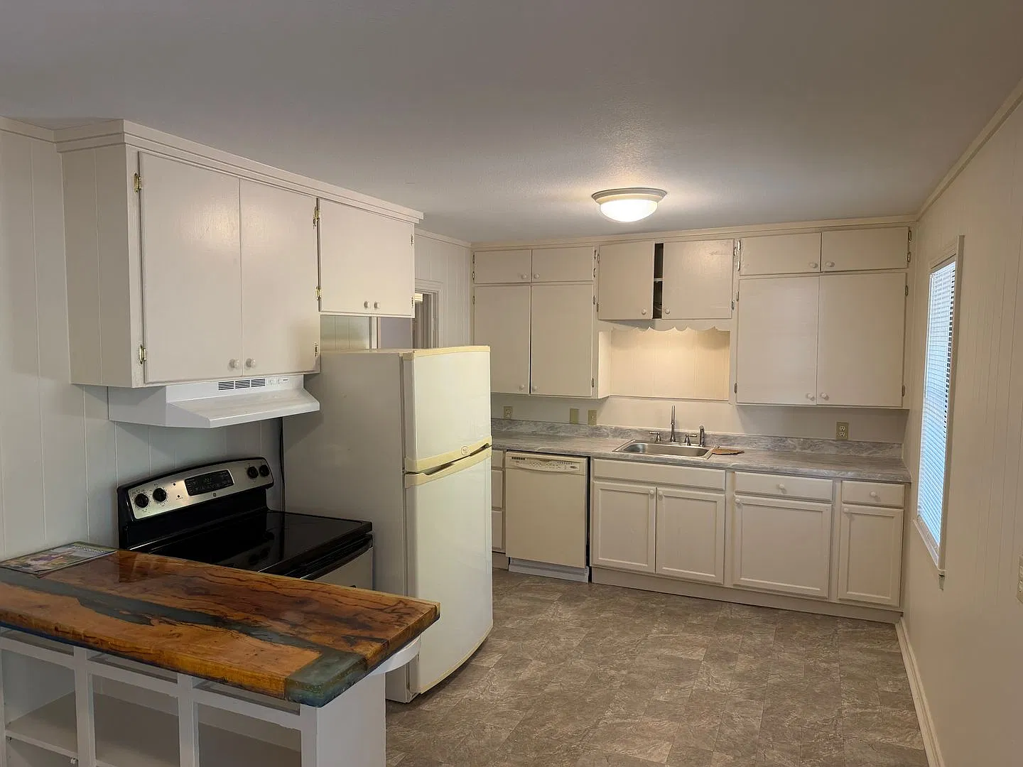 Charming 3 Bed 1 Bath Home — Photo 4