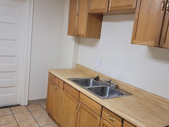 3rd image of 60 Glendale Pl