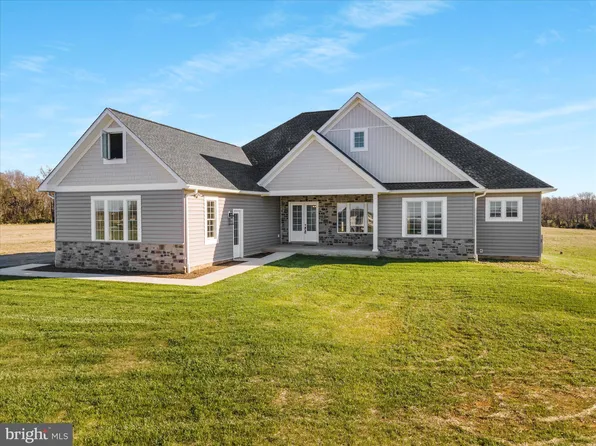 157 Round Oak Ln, Kearneysville, WV 25430