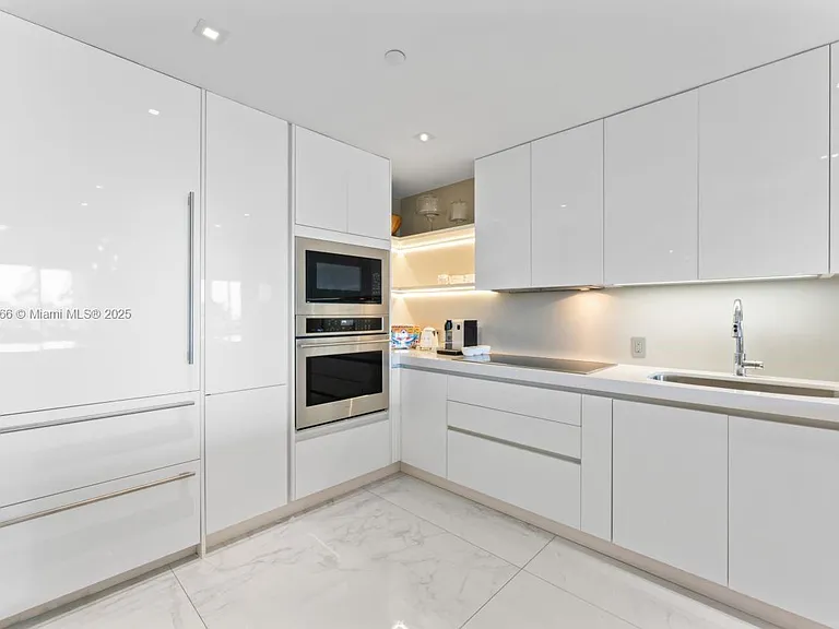 19143 Fisher Island Dr #19143 — Photo 23