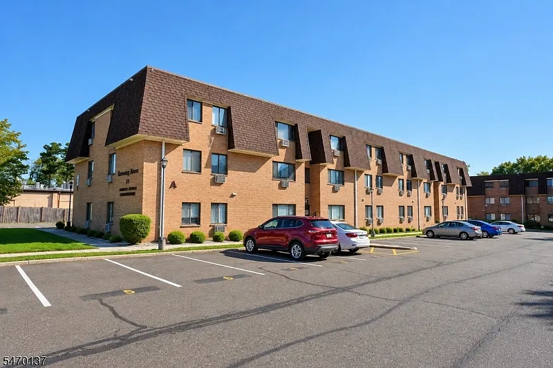 2 bed, 1.0 bath, $2,550 — Photo 2