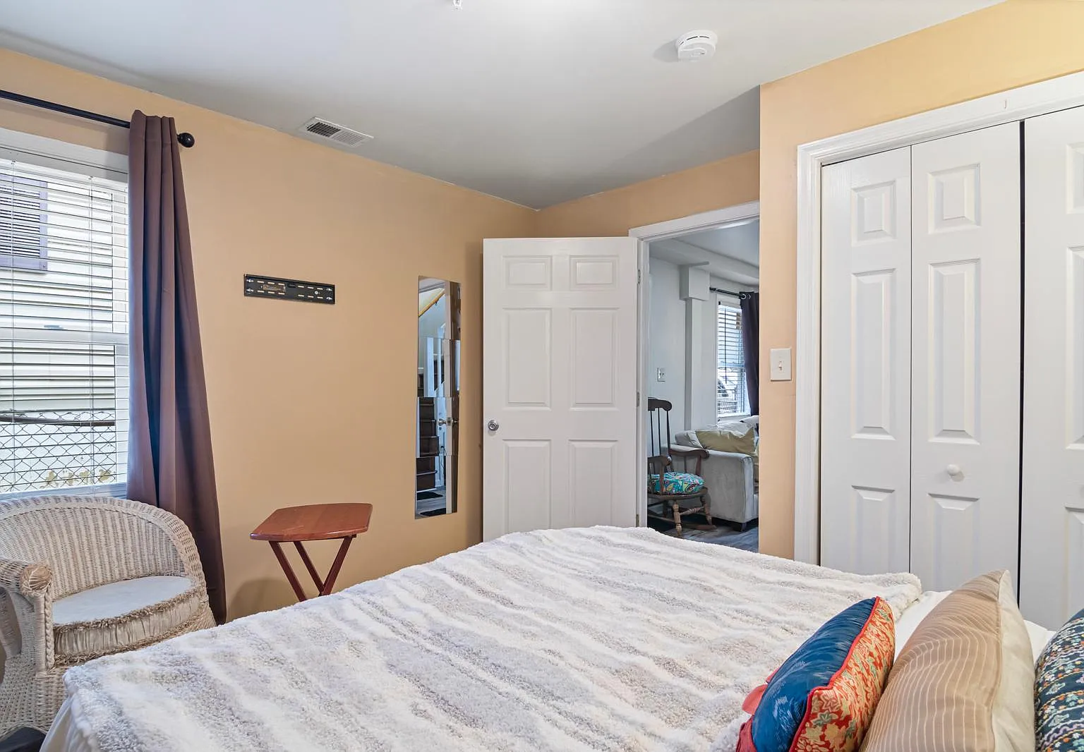 3 bed, 988 sqft, $2,400 — Photo 4