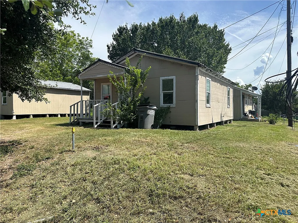 2 bed, 1.0 bath, 616 sqft, $895 — Photo 2