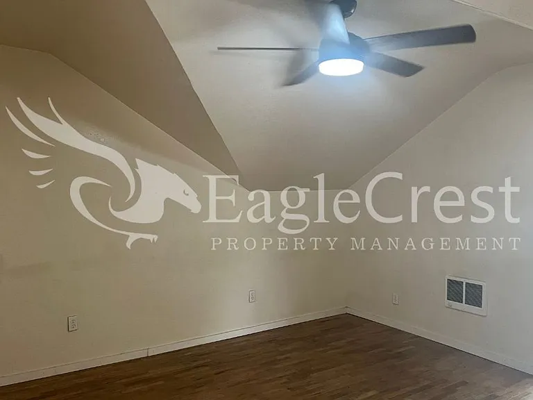 309 E Sumach St — Photo 11
