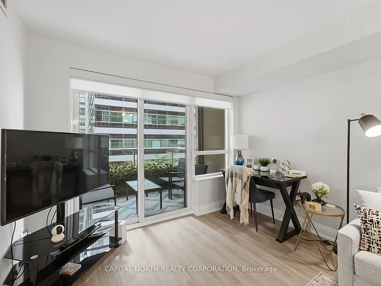 270 Wellington St W #412 — Photo 31