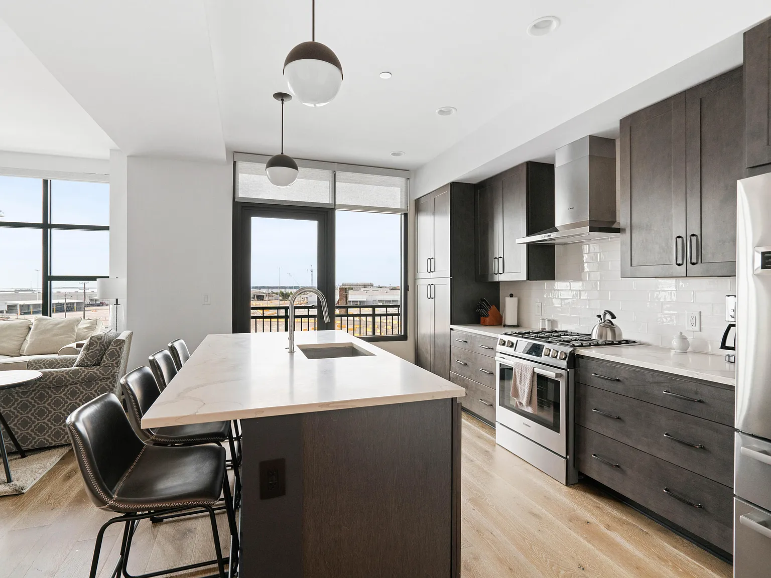 2 bed, 2.0 bath, 1166 sqft, $5,500 — Photo 2