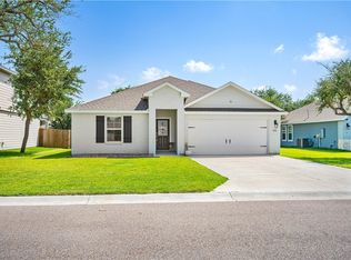 121 Antigua Dr, Rockport, TX 78382