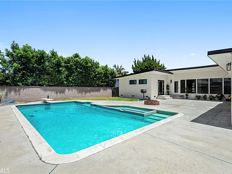 9519 La Reina Ave — Photo 4