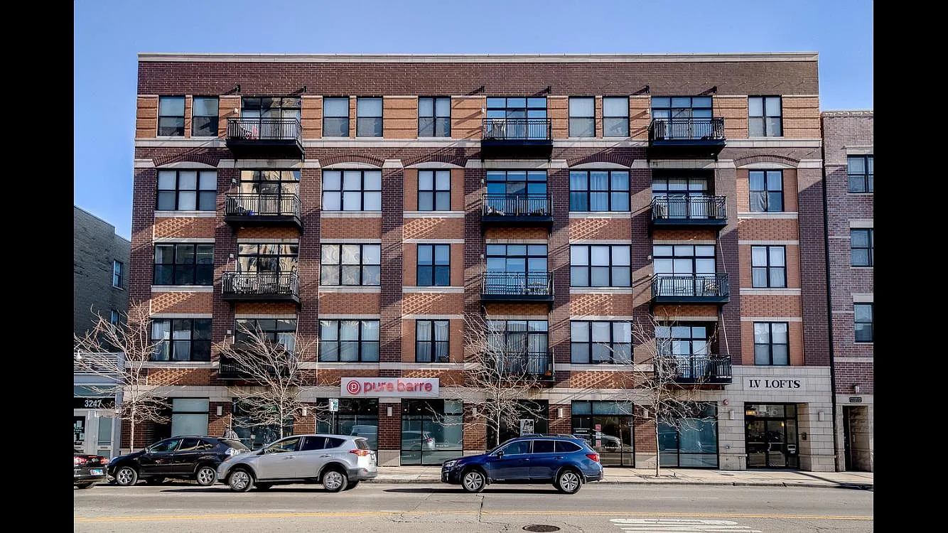 3245 N Ashland Ave — Photo 1