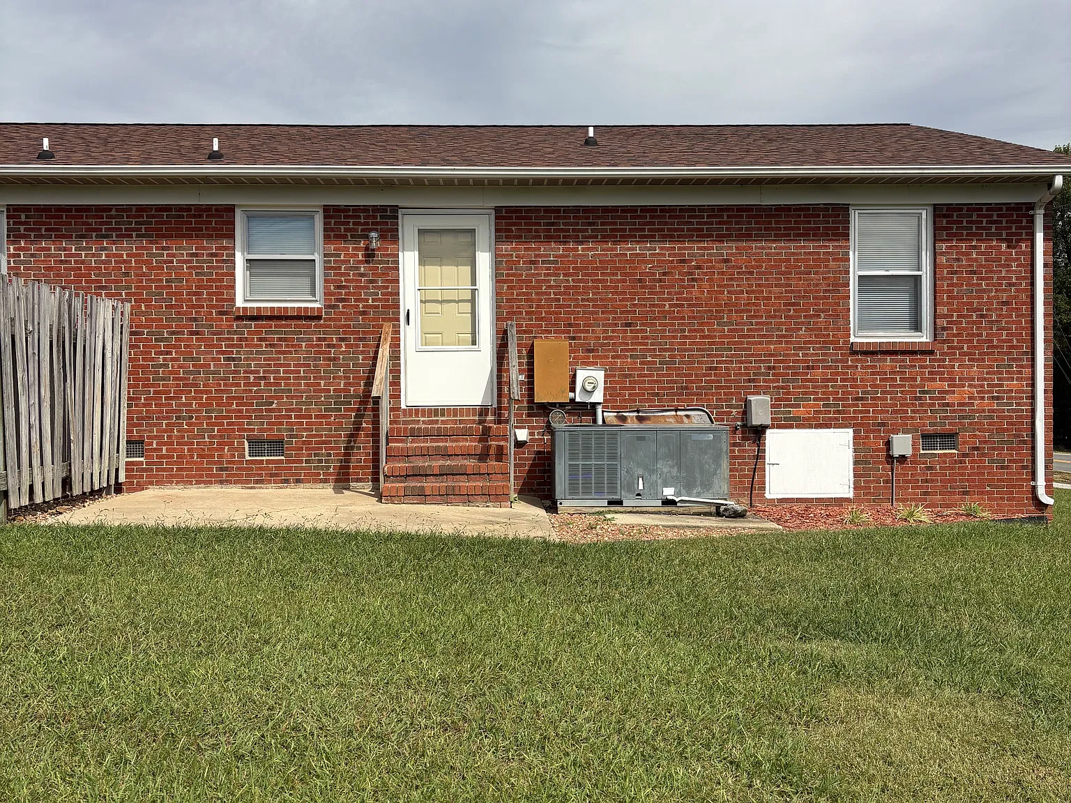2 bed, 900 sqft, $1,300 — Photo 2