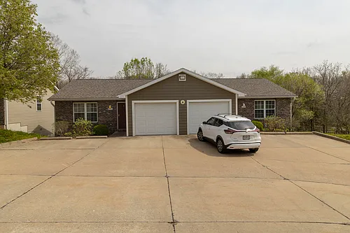 3328 E Saint Charles Rd Photo 1