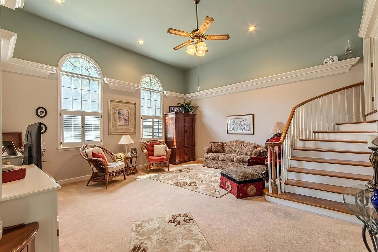 3 bed, 3.0 bath, 2365 sqft, $1,050 — Photo 1