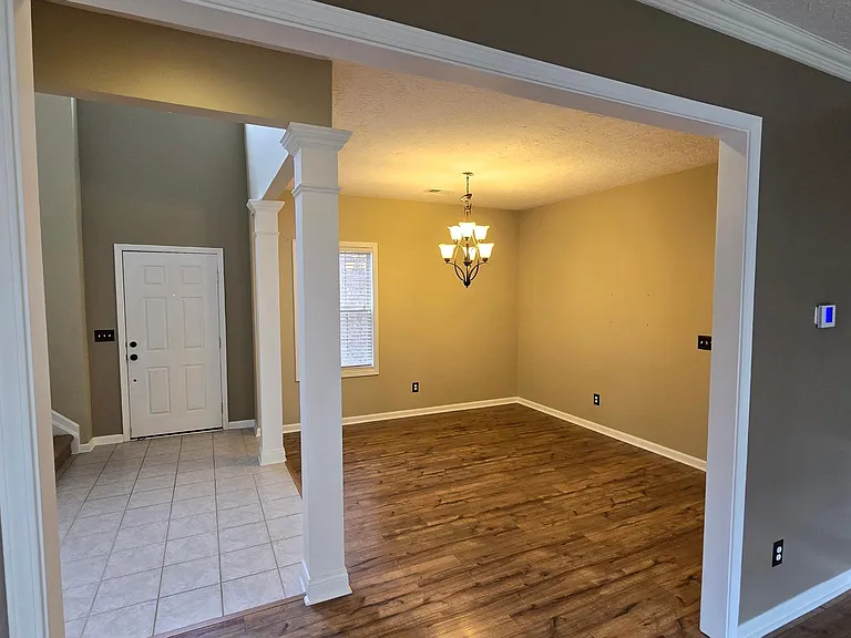 716 Rosslyns Dale — Photo 2