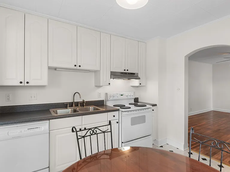 2727 Stratford Dr — Photo 5