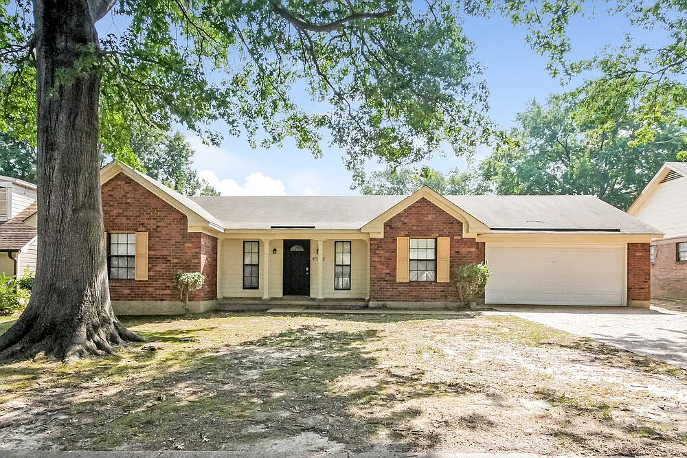 3 bed, 2.0 bath, 1790 sqft, $1,805 — Photo 1