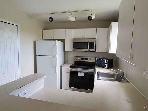 5th image of 1261 SE 28th Ct Unit 201