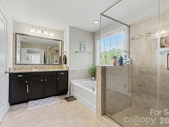 5th image of 1376 Rainier Dr