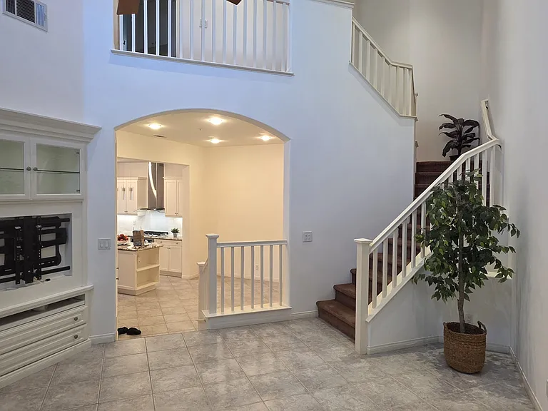 66 Burlingame — Photo 3