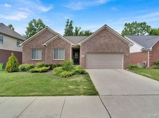 20843 Oakridge Dr, Clinton Township, MI 48036