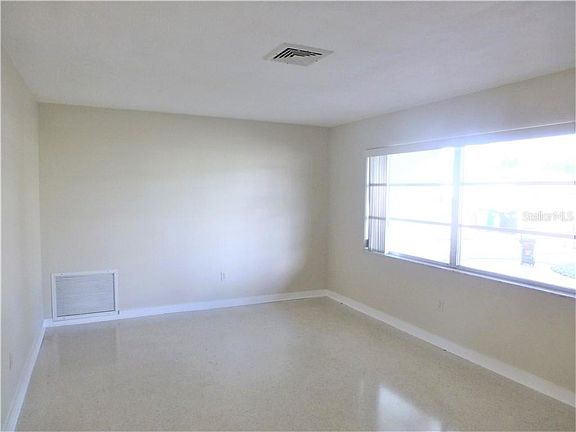 4th image of 2463 Brentwood Dr