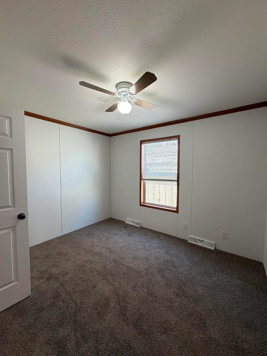 Building Photo - 5425 Valley Dr #28