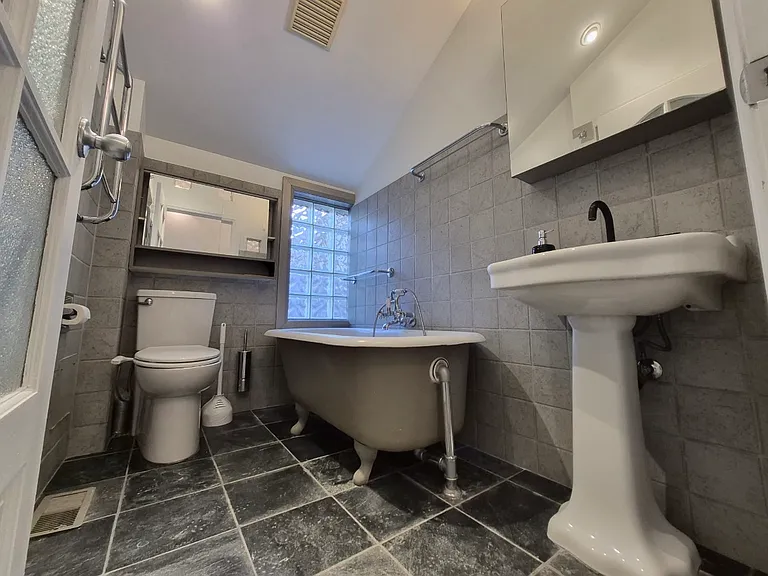 561 Parliament St #1 — Photo 21
