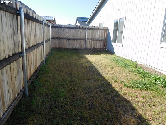 5th image of 1044 NE Emerald Dr