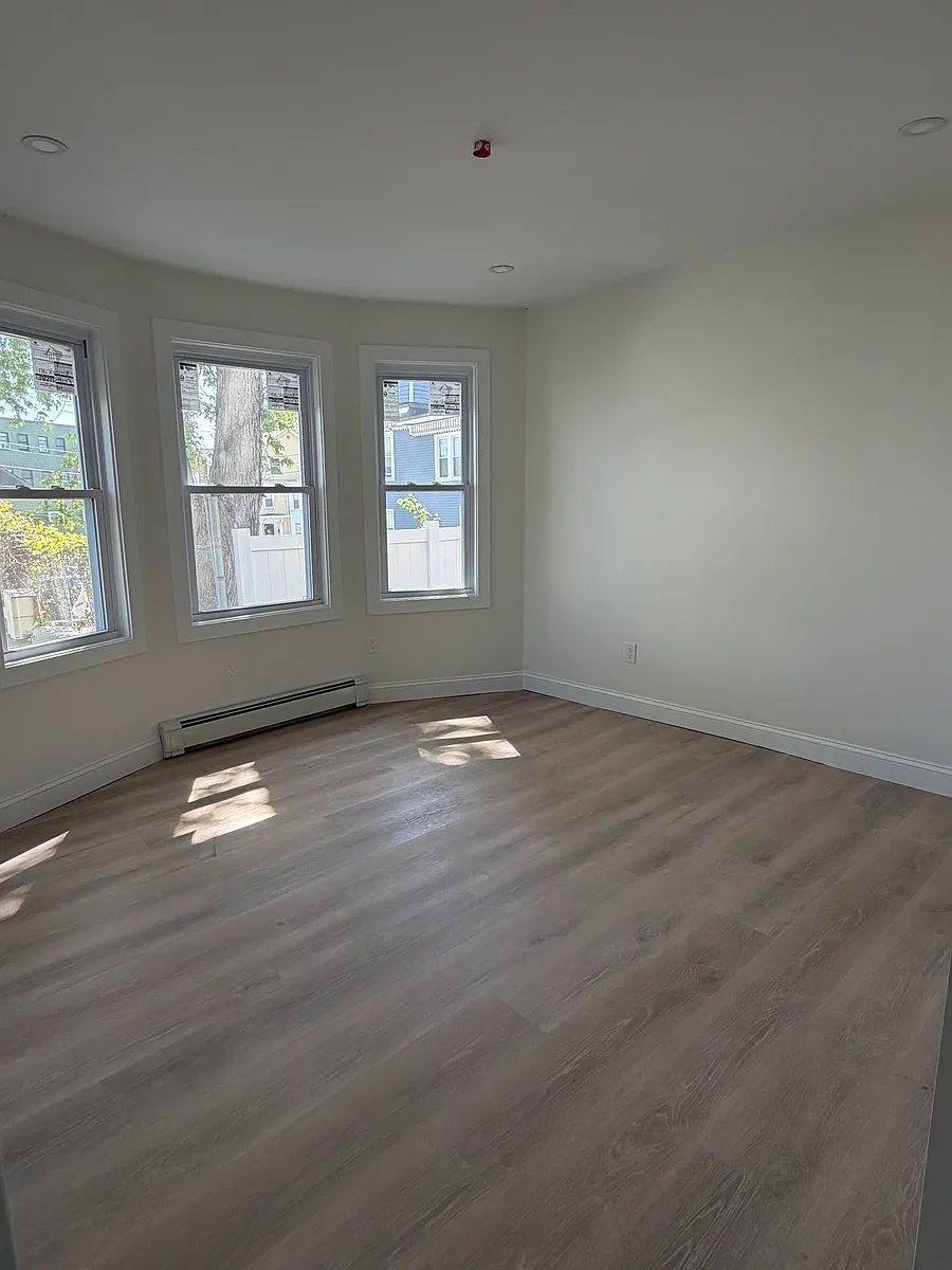 Building Photo - 136 Winter St #3