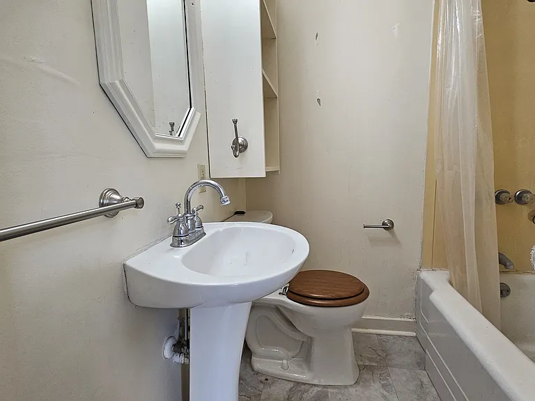308 NW 2nd St #B — Photo 17