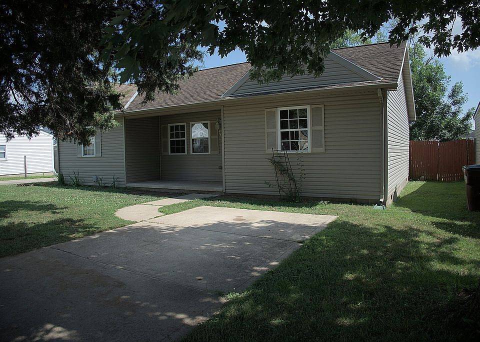 1st image of 179 3rd Ave