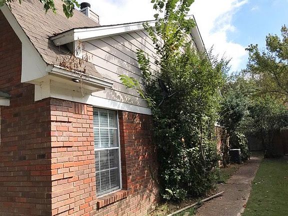 3rd image of 5888 Garden Walk W