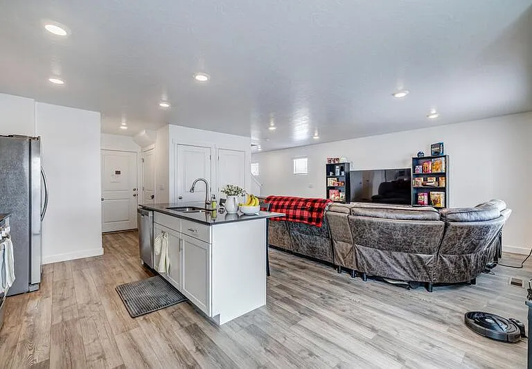 408 N Sea Chaser Ln #BASEMENT — Photo 8