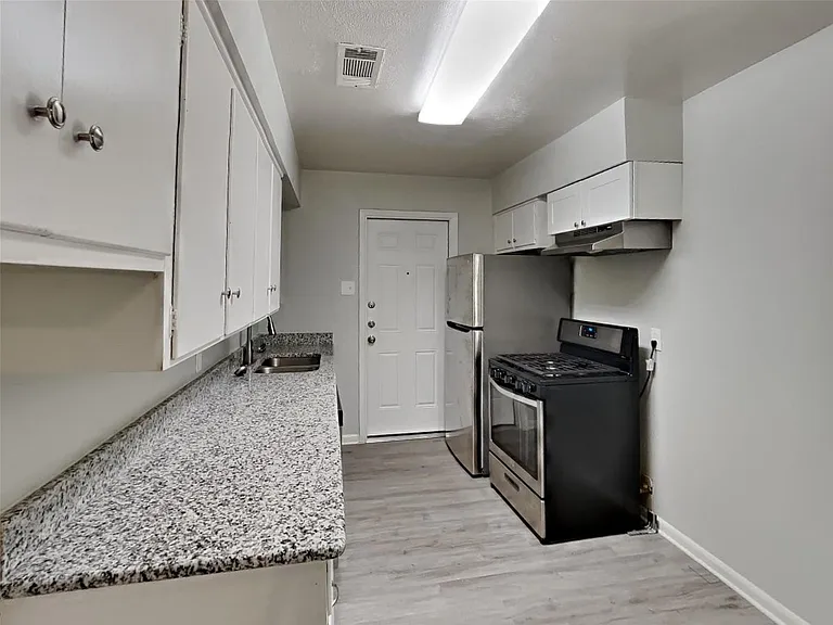 808 Laguna Dr — Photo 4