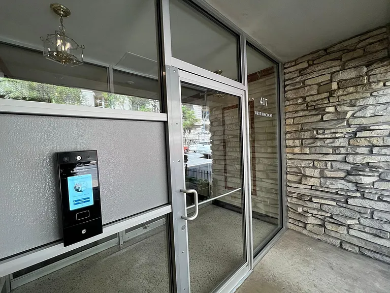 417 W Roscoe St — Photo 5