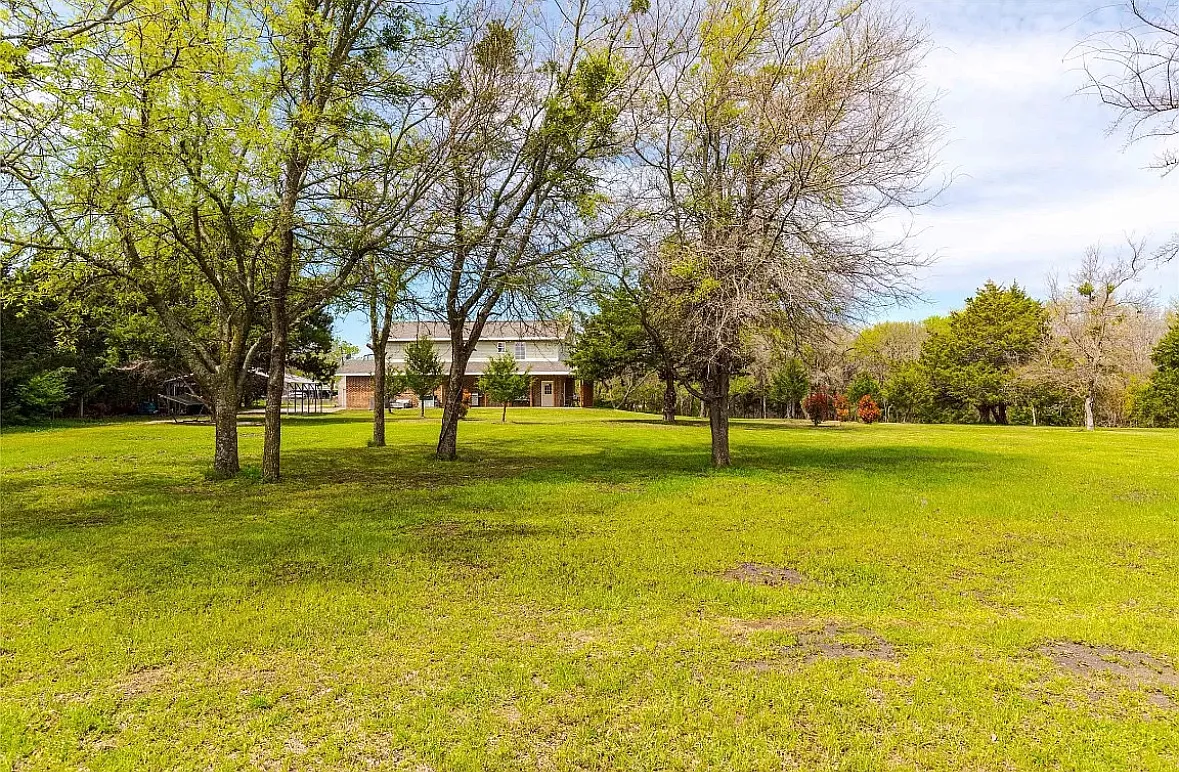 Building Photo - 2433 Live Oak Rd