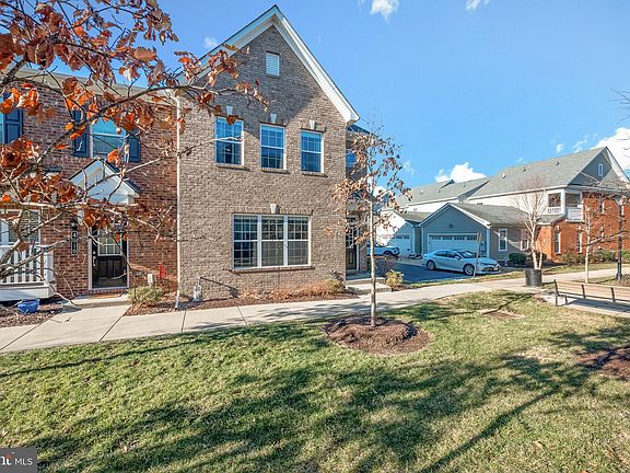 2nd image of 4812 Village Walk