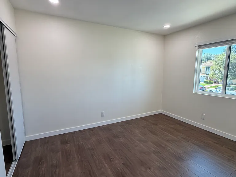 1013 Treadwell Ave — Photo 6