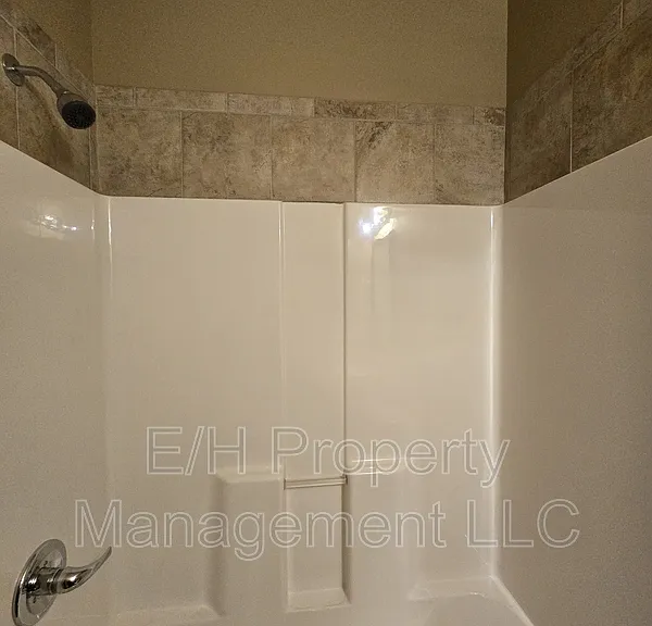 2146 N Woodlawn Blvd — Photo 32