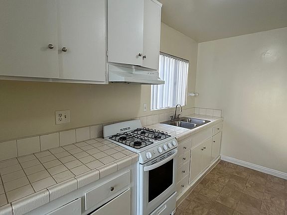 3rd image of 409 N Los Robles Ave #1