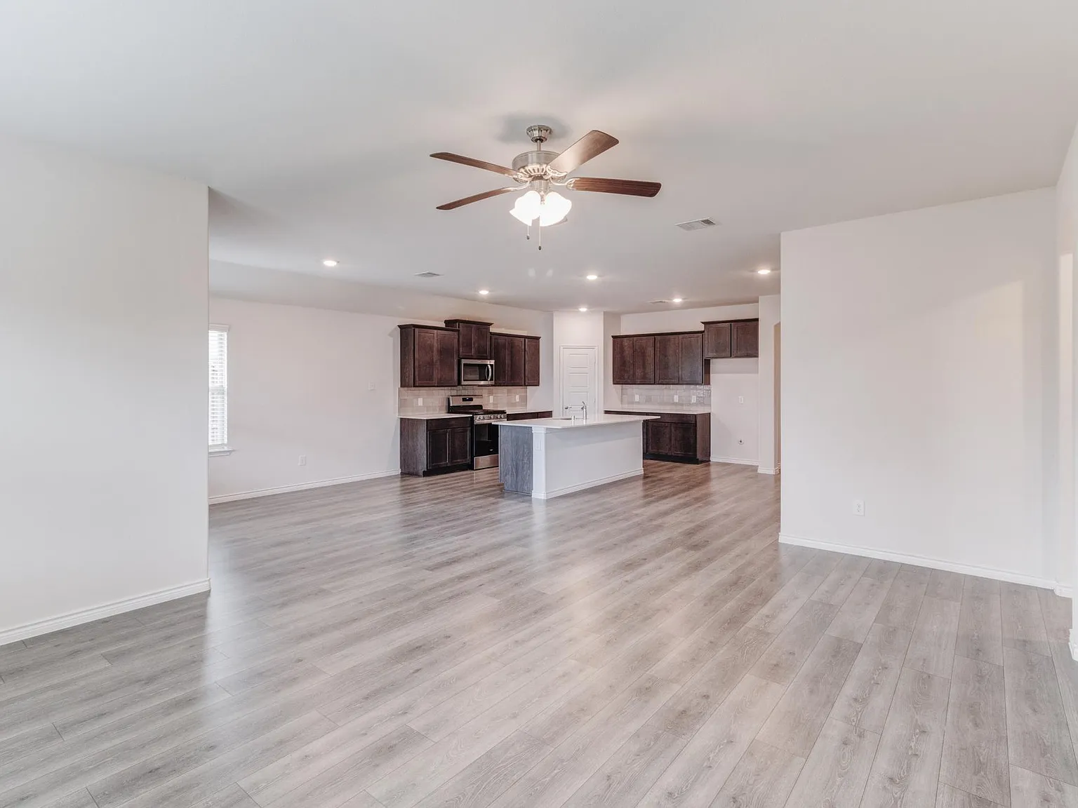 4 bed, 2036 sqft, $2,200 — Photo 2