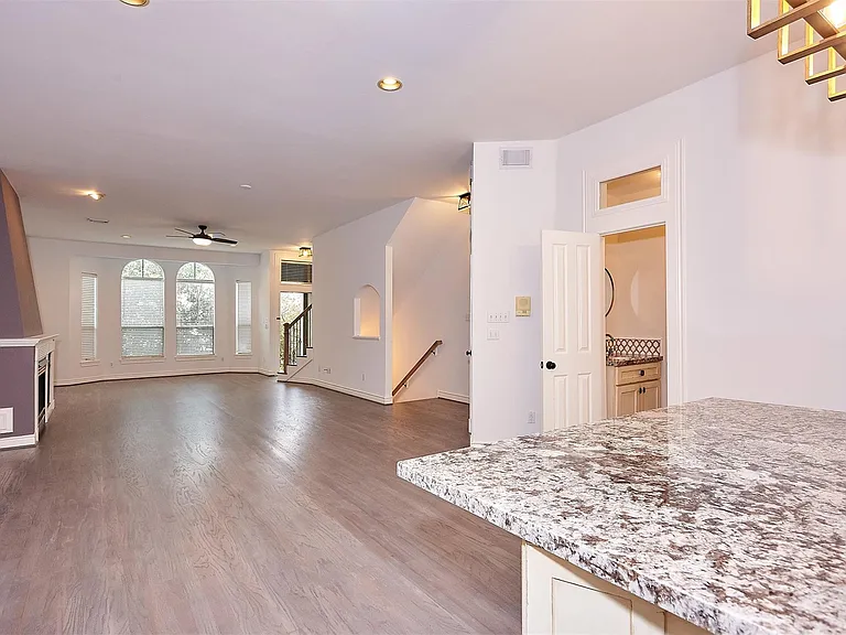 110 E Detering St — Photo 17