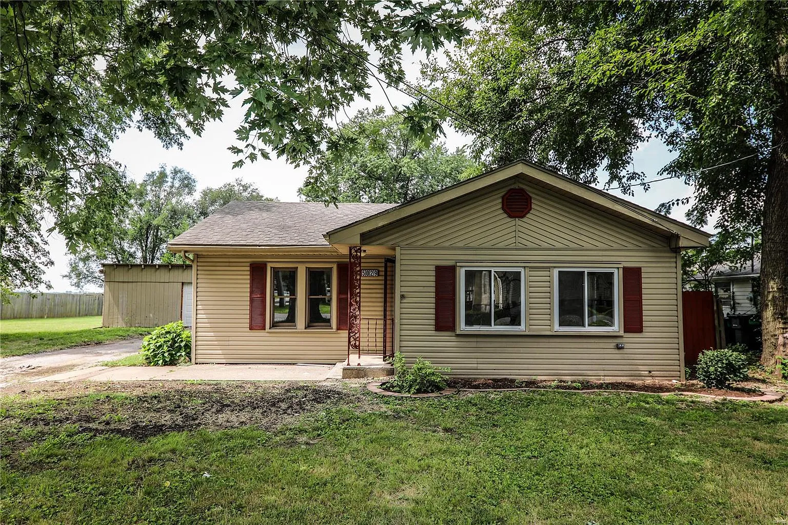 5029 Lewis St photo 1