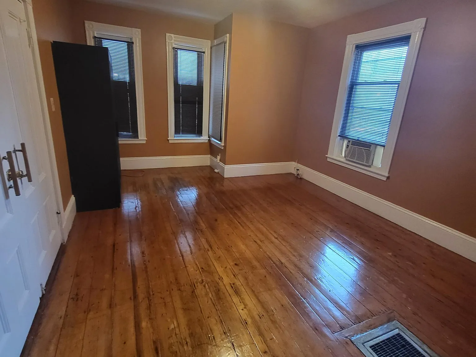 1 bed, 9999 sqft, $1,900 — Photo 1