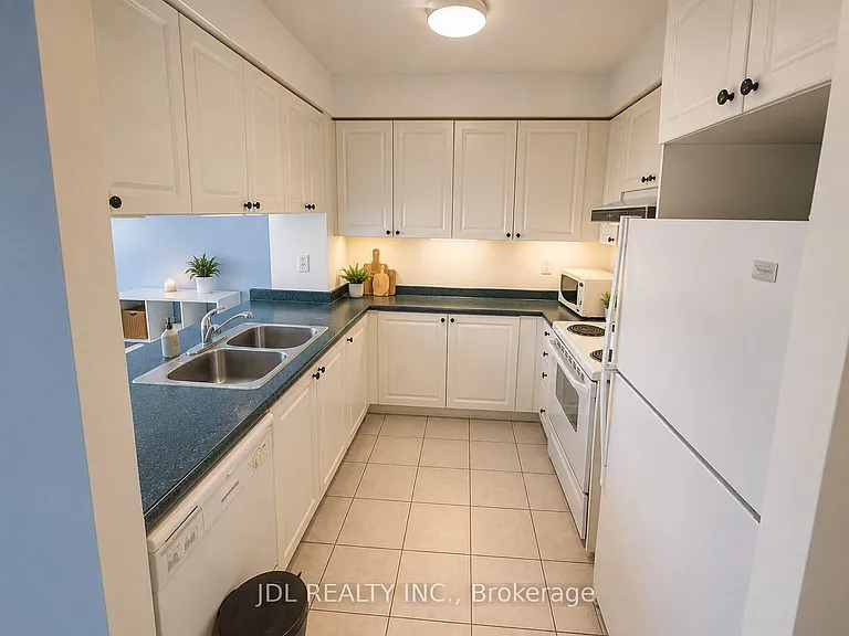 887 Bay St #603 — Photo 7
