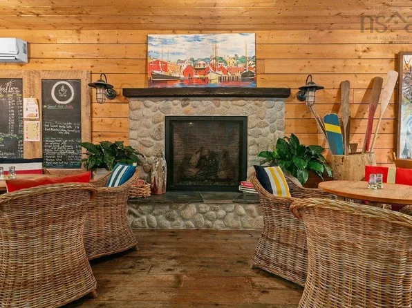 43 Queen St, Chester, NS B0J 1J0